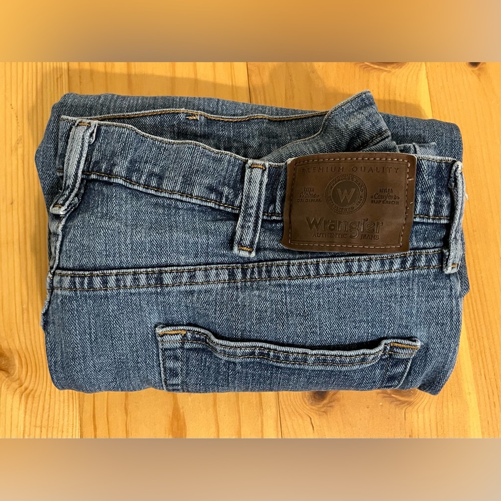 Wrangler men’s blue jeans 38x29 regular fit